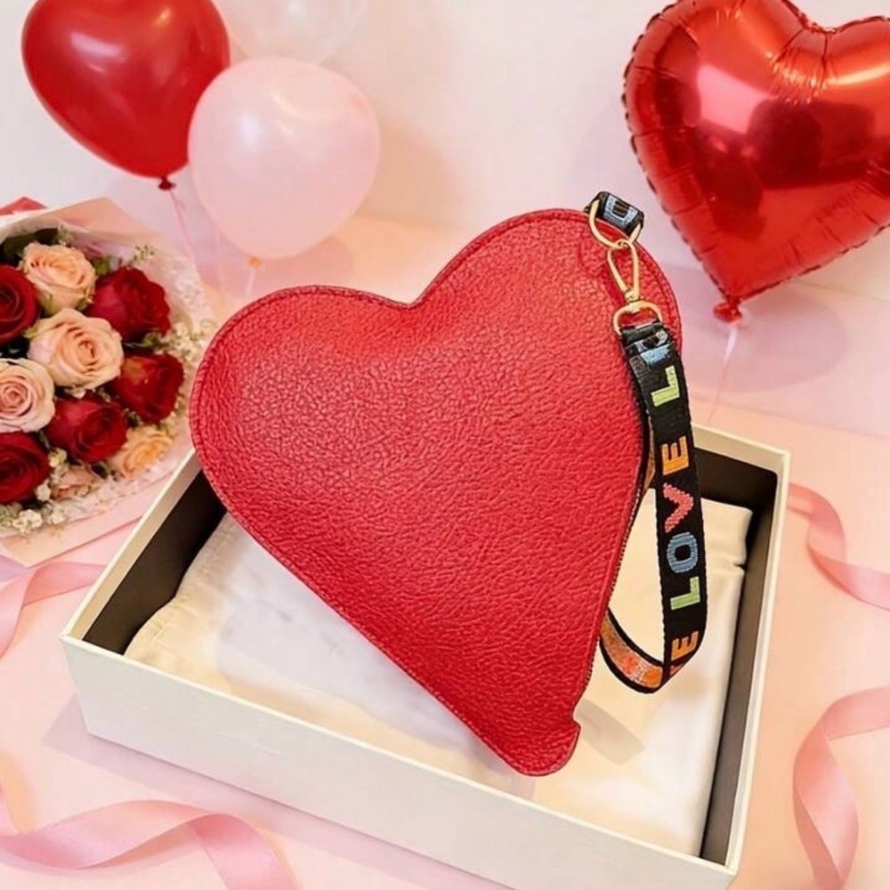 ❤️❤️❤️3 for 12$❤️❤️❤️Heart-Shaped Red Vinyl Wristlet